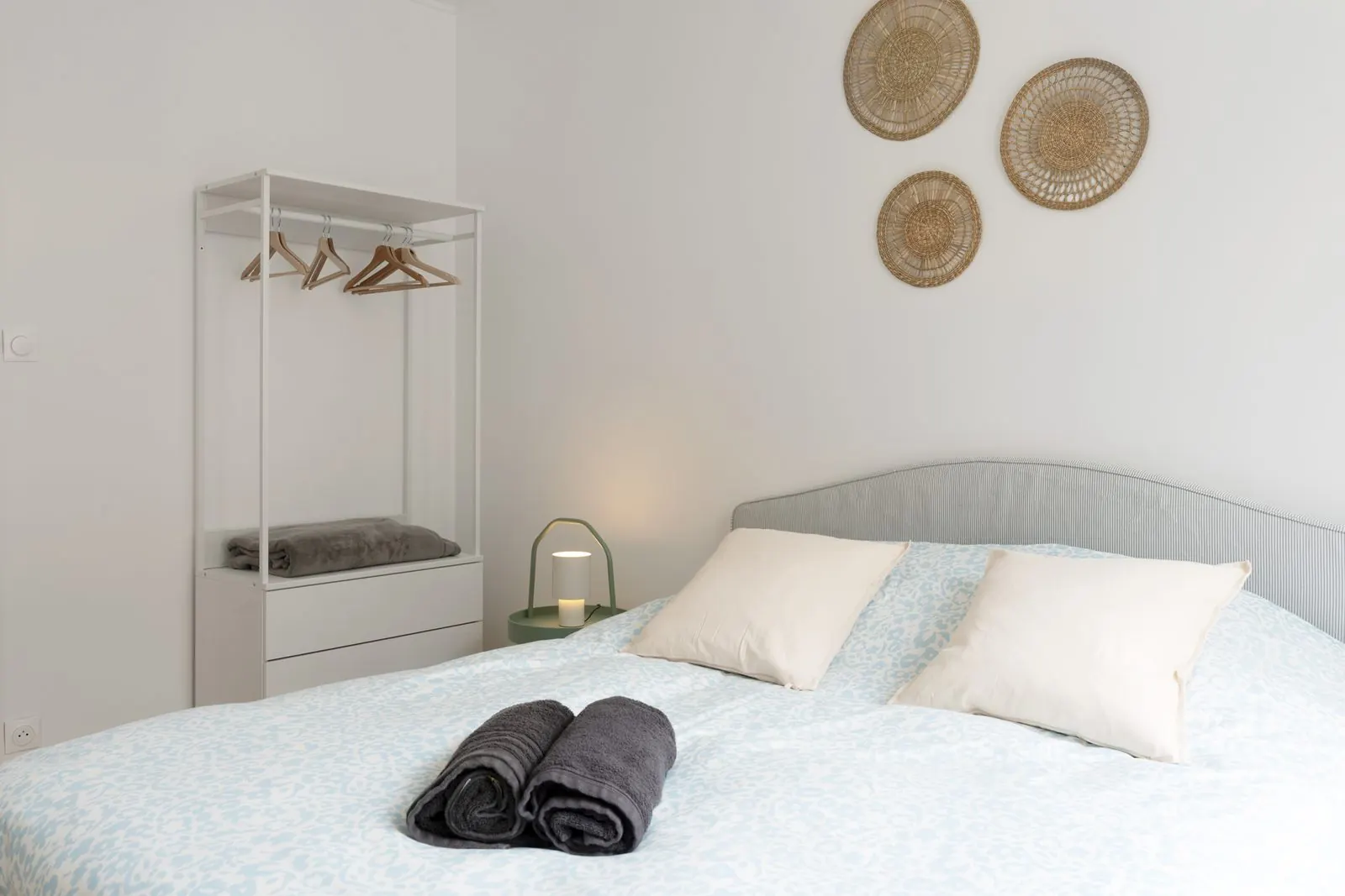 Artemis, furnished apartment, Nancy: bedroom with double bed and clothes rail