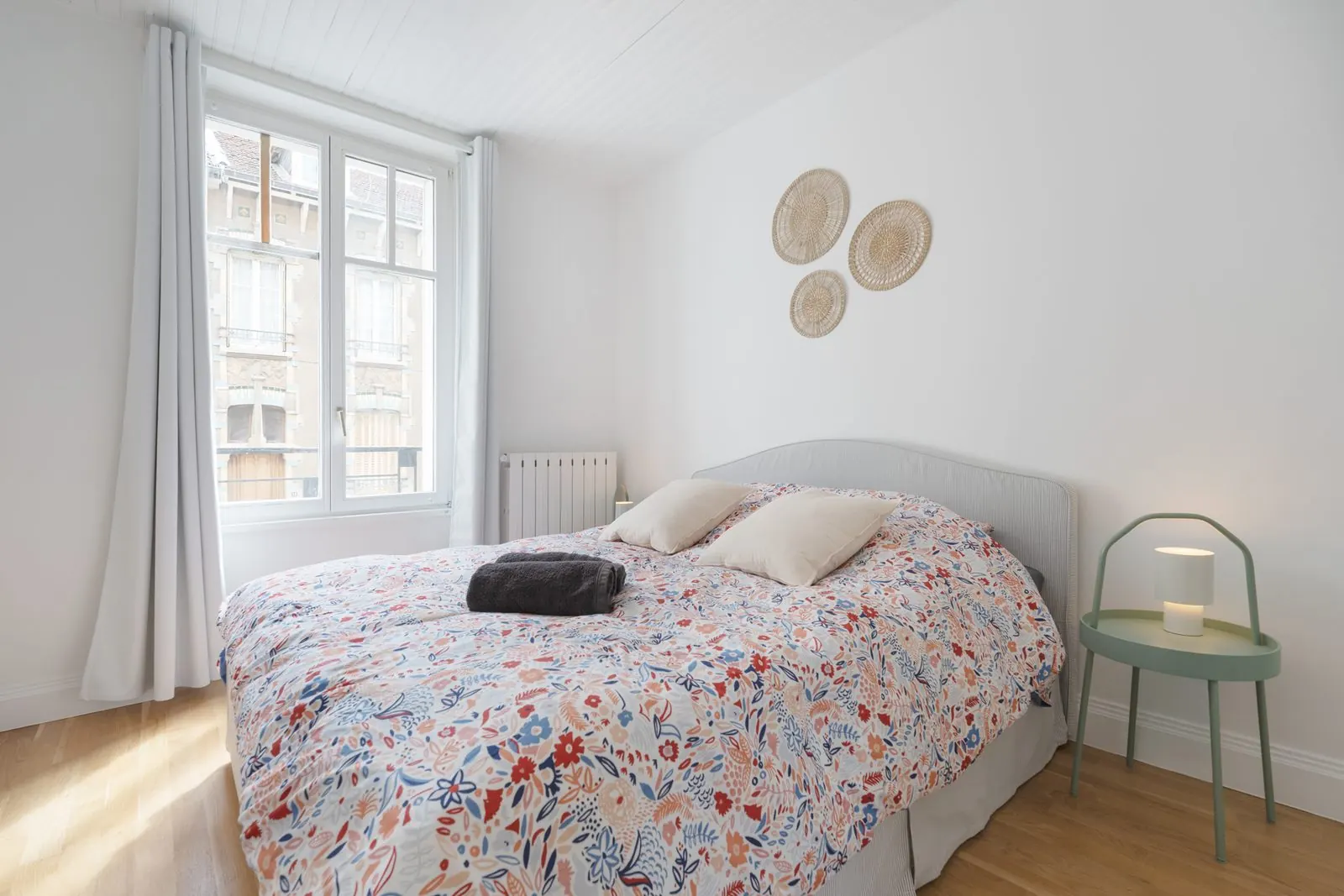 Artemis, furnished two-bedroom apartment with private parking, Nancy: bedroom with double bed and floral bedding