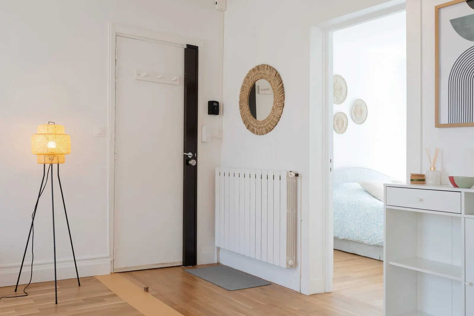 Artemis, furnished apartment, Nancy: entrance hall opening onto a bedroom