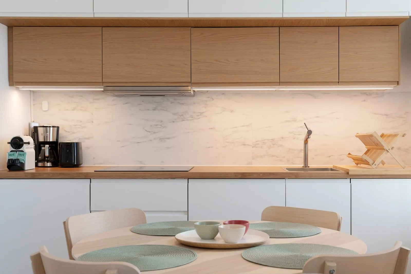 Artemis, furnished two-bedroom apartment with private parking, Nancy: fitted kitchen and round dining table