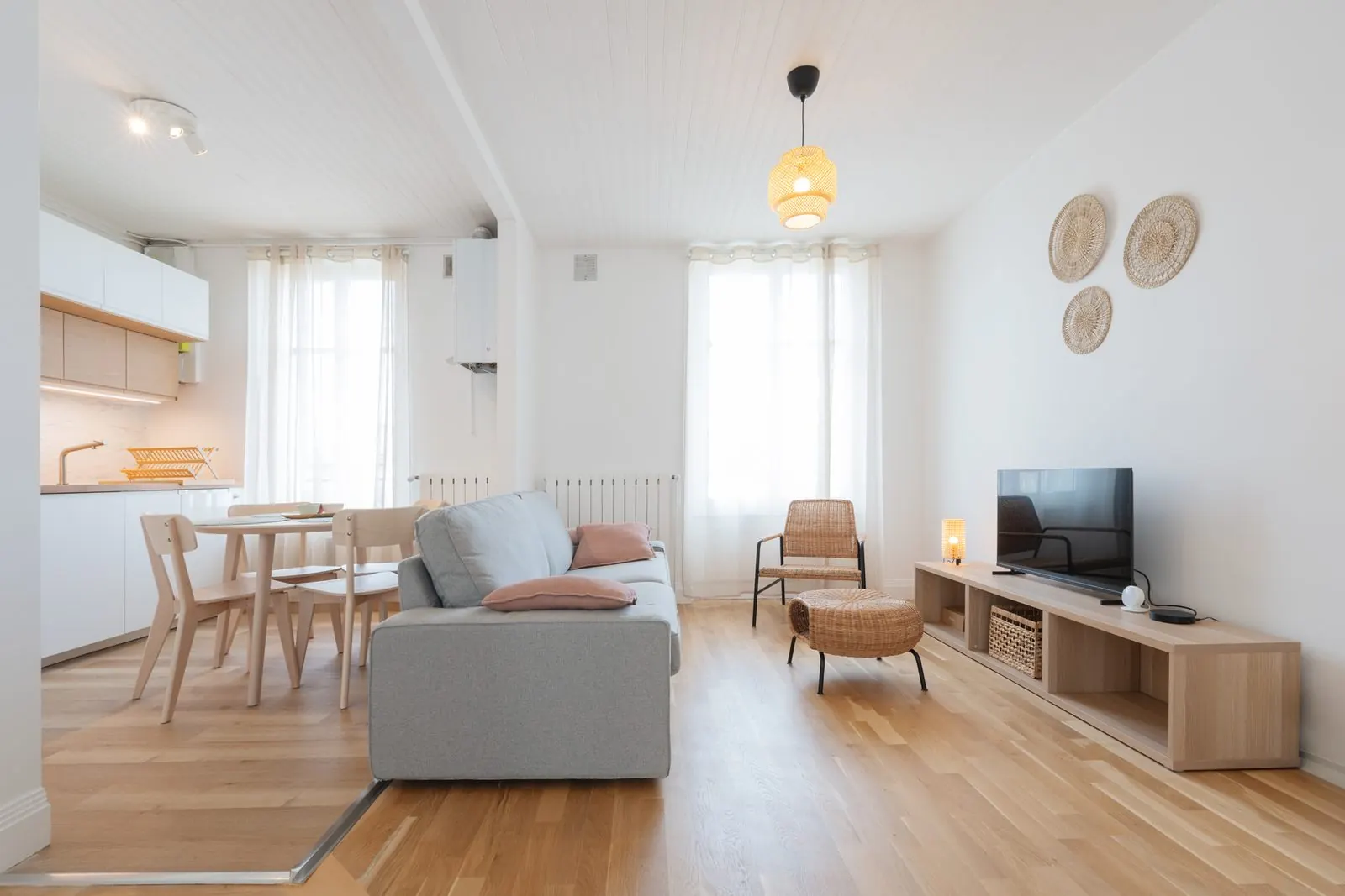 Artemis, furnished two-bedroom apartment with private parking, Nancy: open-plan living room with dining area and kitchen