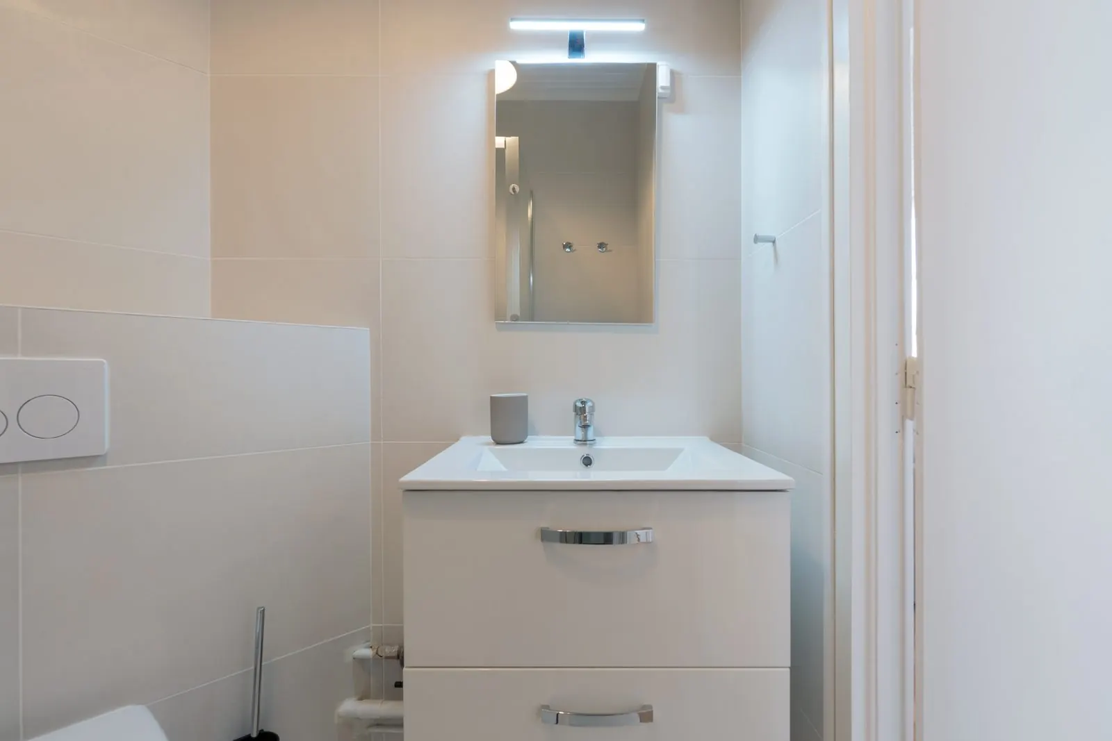 Artemis, furnished apartment, Nancy: shower room washbasin and mirror