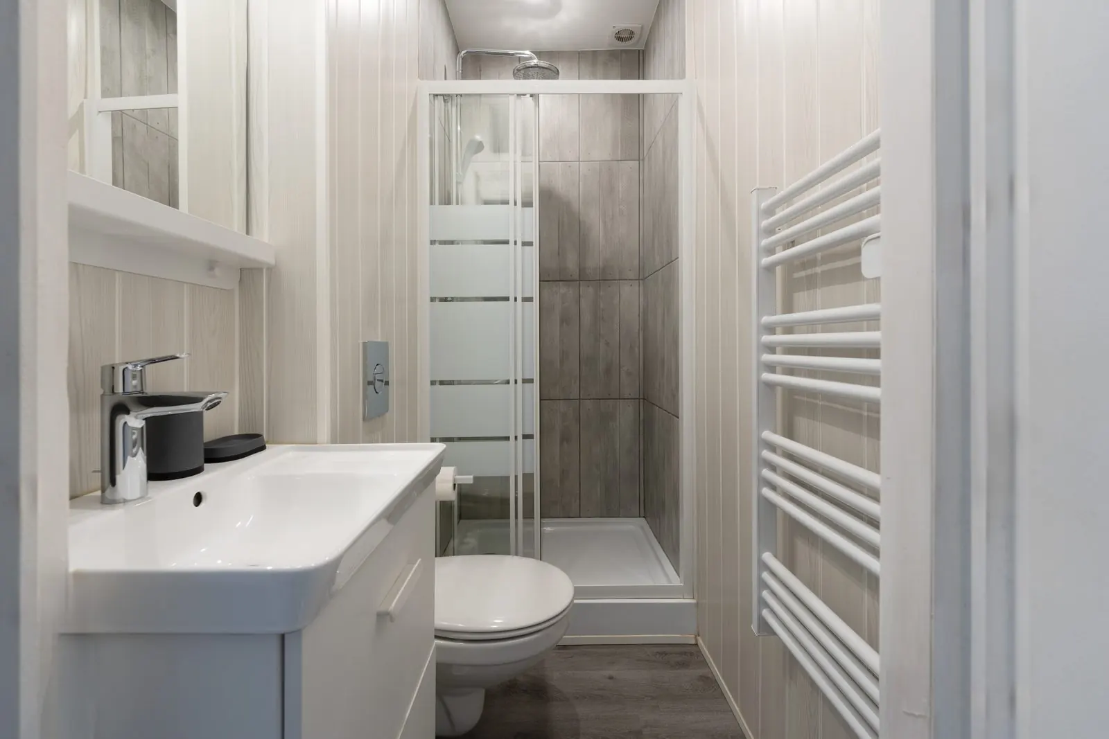 La Fabrique, furnished apartment, Nancy: bathroom with walk-in shower and heated towel rail