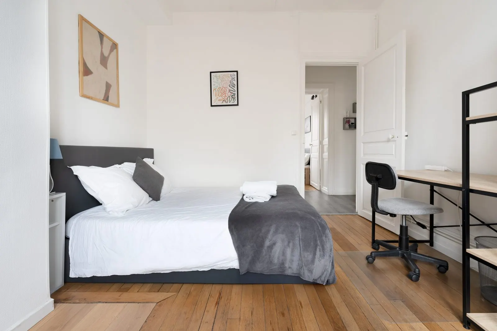 La Fabrique, furnished apartment, Nancy: bedroom with desk seen from the door