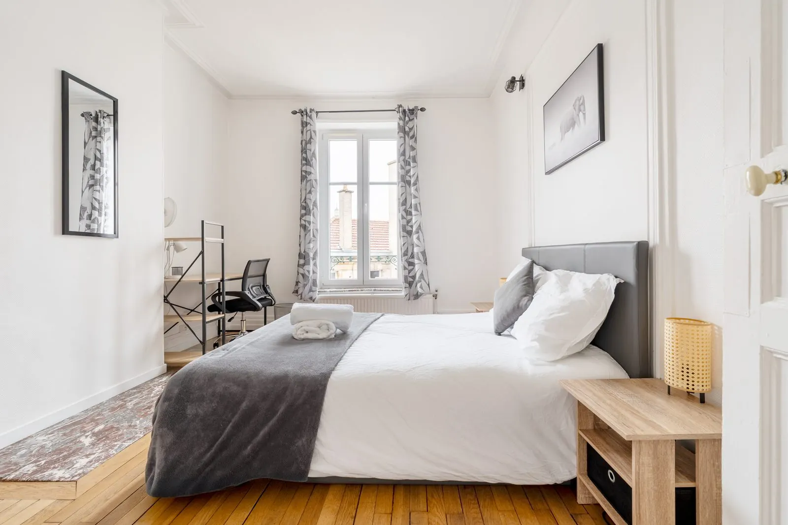 La Fabrique, furnished two-bedroom apartment in Nancy city centre: bedroom with desk and double bed