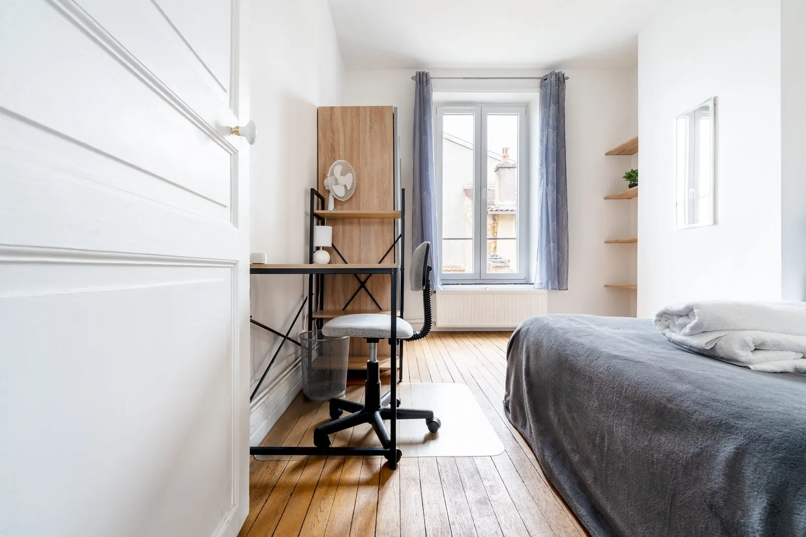 La Fabrique, furnished apartment, Nancy: bedroom with desk, shelves and bed