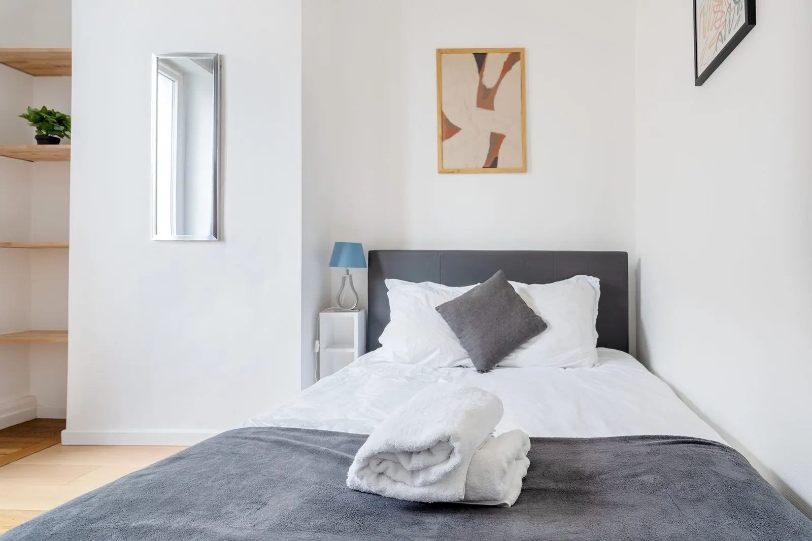 La Fabrique, furnished apartment, Nancy: bedroom with grey headboard