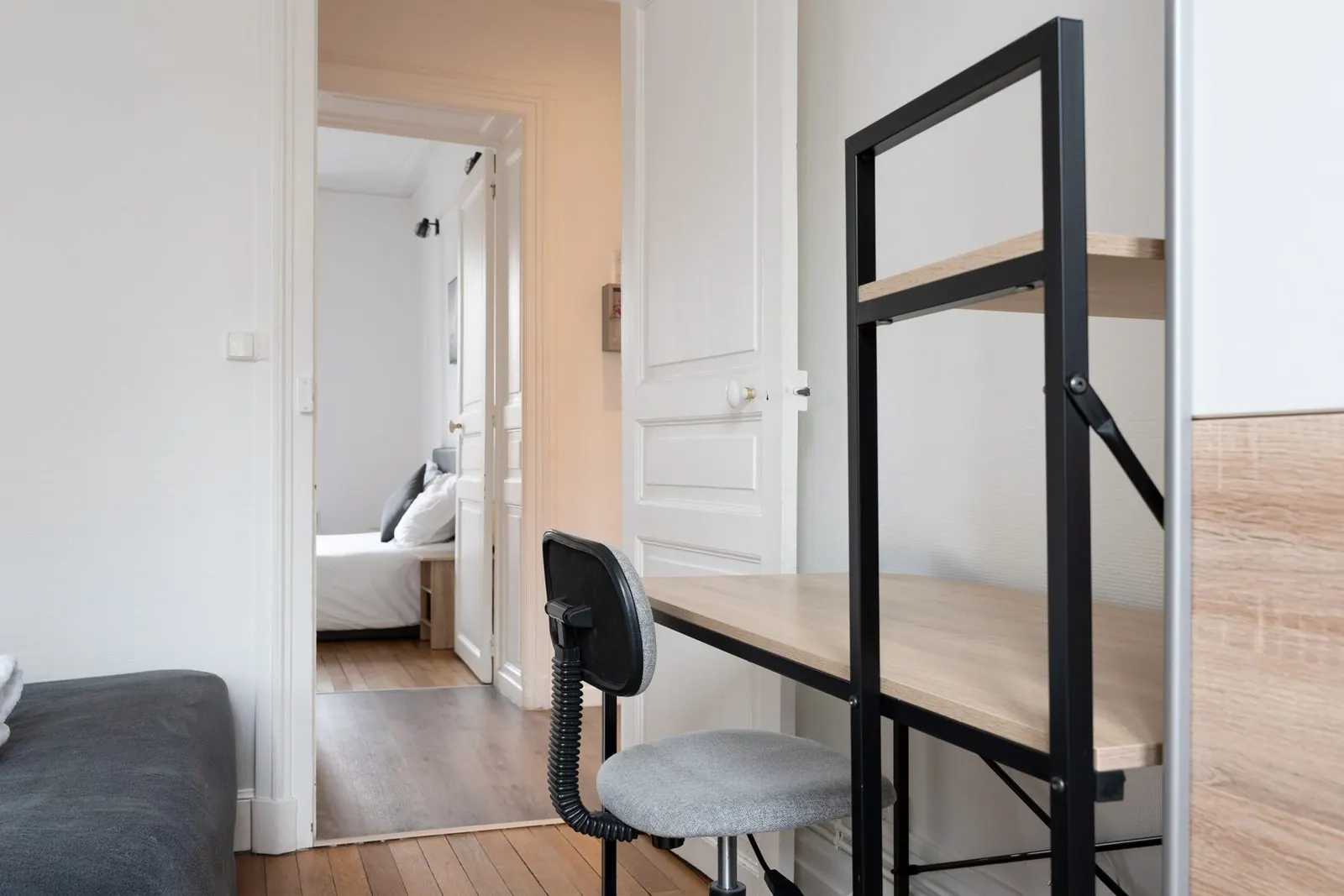 La Fabrique, furnished apartment, Nancy: desk and shelves in a bedroom