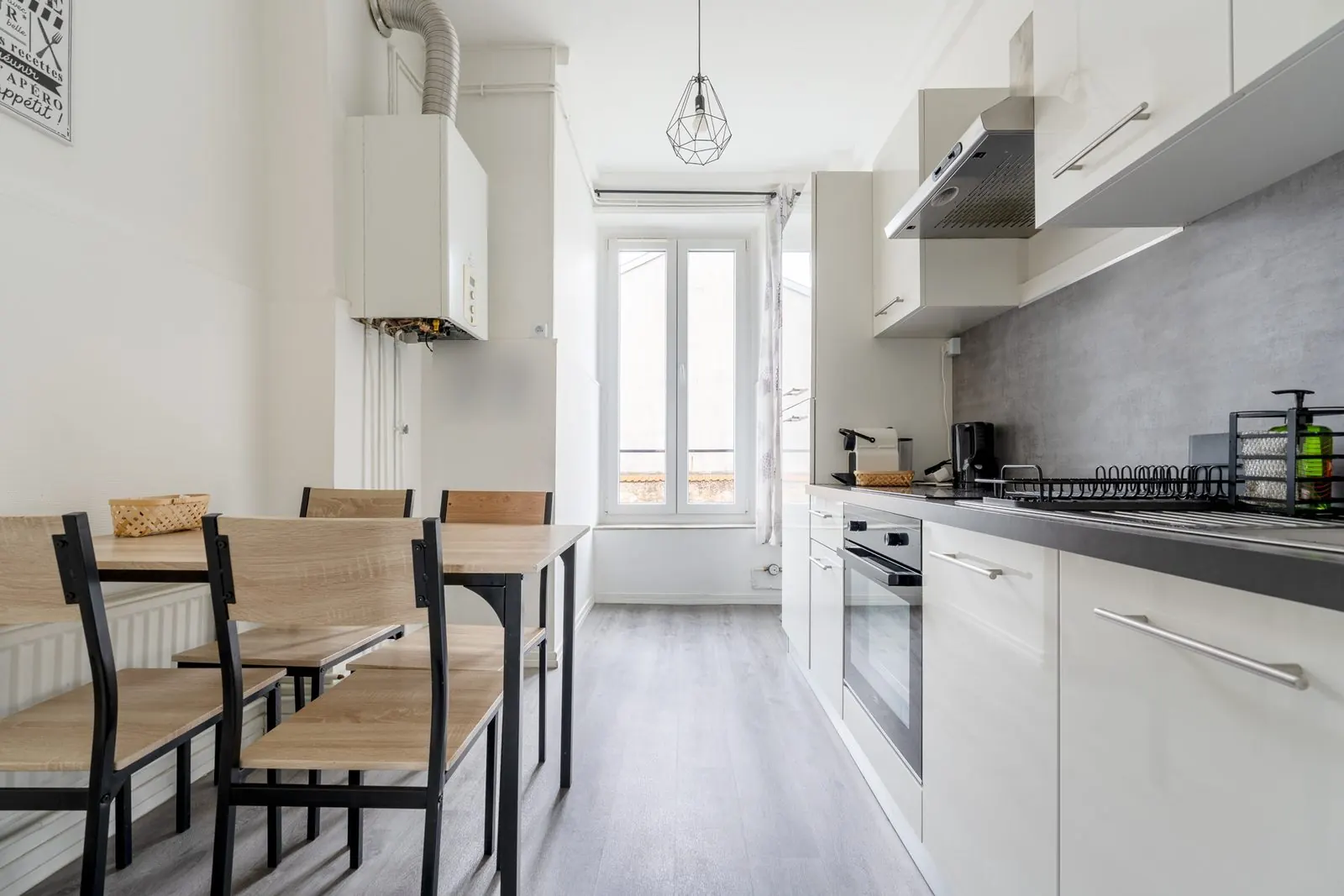 La Fabrique, furnished two-bedroom apartment in Nancy city centre: dining table and fitted kitchen
