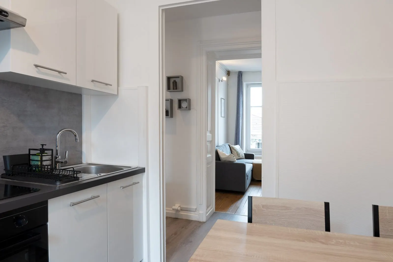 La Fabrique, furnished apartment, Nancy: kitchen seen from the hallway