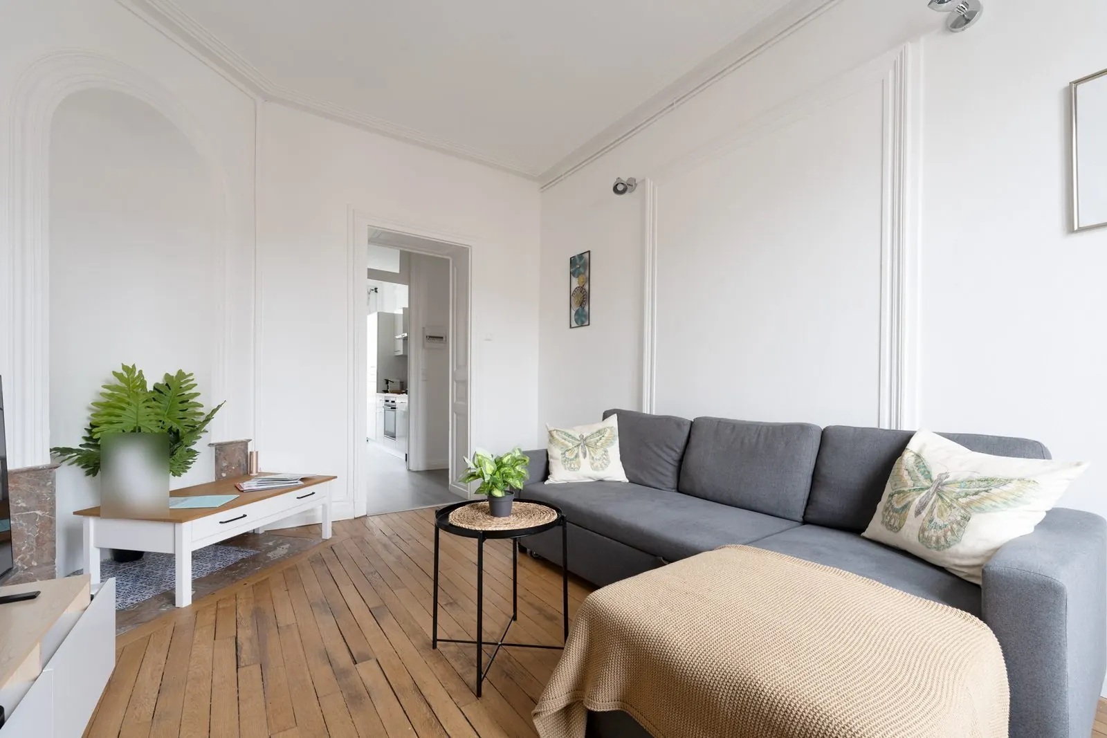 La Fabrique, furnished apartment, Nancy: living room with grey corner sofa