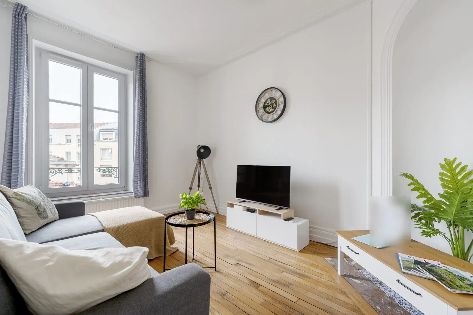 La Fabrique, furnished two-bedroom apartment in Nancy city centre: living room with sofa, television and windows
