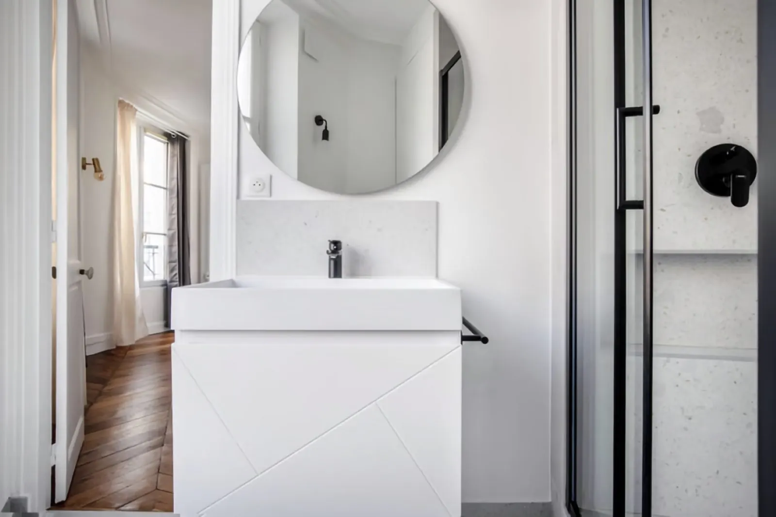 Le Bijou, furnished apartment, Paris 8th: washbasin and round mirror