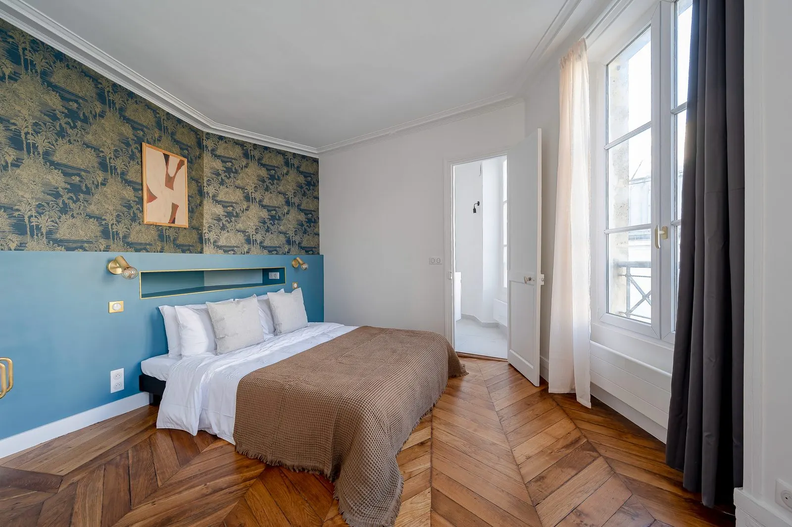 Le Bijou, furnished one-bedroom apartment near the Champs-Élysées, Paris 8th: bedroom with blue wall and patterned wallpaper