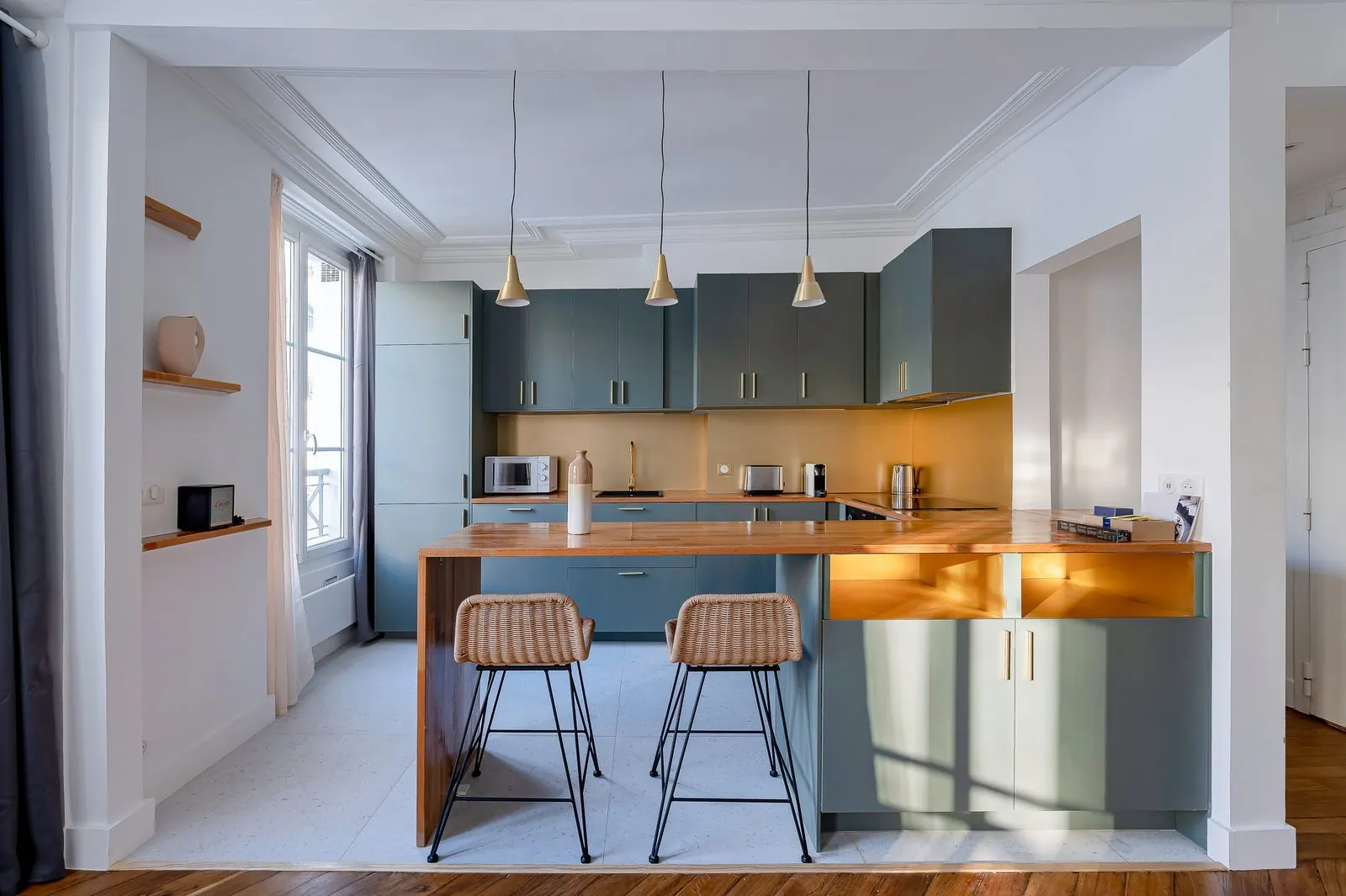 Le Bijou, furnished one-bedroom apartment near the Champs-Élysées, Paris 8th: kitchen with breakfast bar