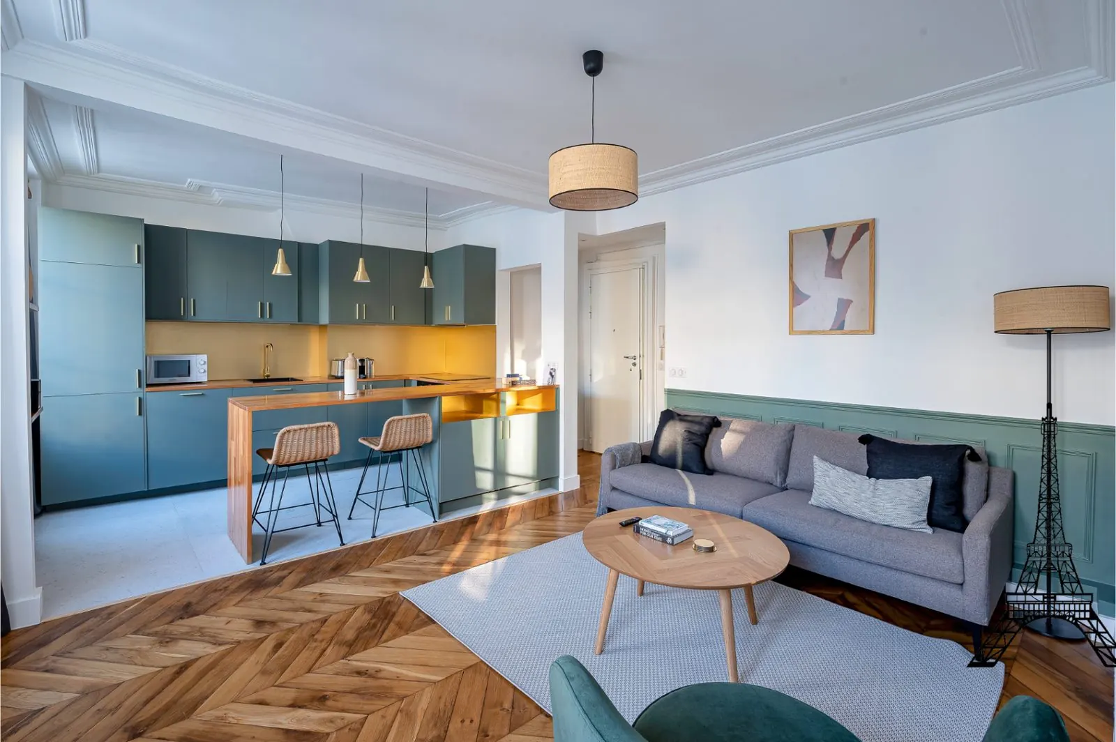 Le Bijou, furnished one-bedroom apartment near the Champs-Élysées, Paris 8th: living room with green kitchen, bar stools and sofa