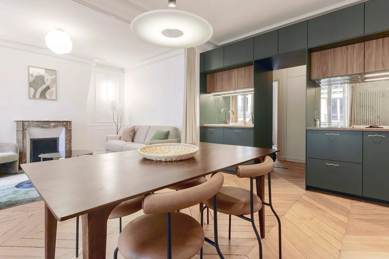 Le Gustave, furnished apartment, Paris 7th: dining table and kitchen