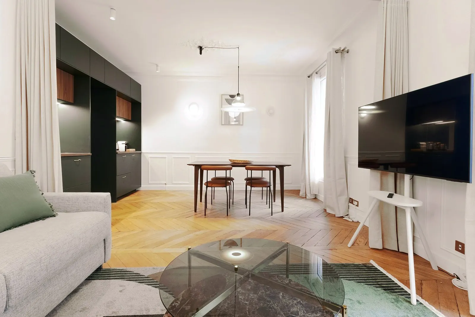 Le Gustave, furnished apartment, Paris 7th: living room with television and dining area