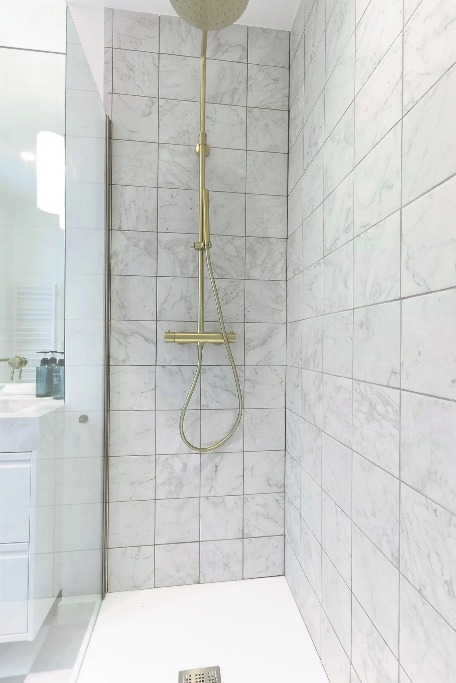 Le Gustave, furnished apartment, Paris 7th: walk-in shower