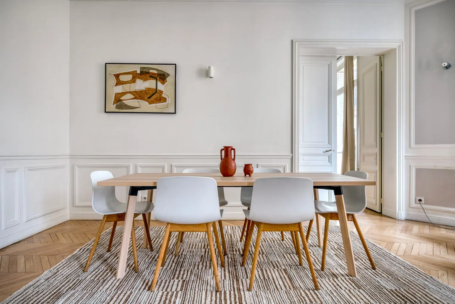 Le Monceau, furnished three-bedroom apartment near Parc Monceau, Paris 17th: dining room for six